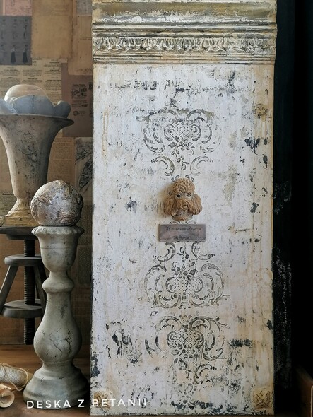 Elbląg, Na fotografii jedno z dzieł aukcyjnych: deska z Betanii, "Nostrum fratrum minorum" (Nasi bracia mniejsi), 2021 r. (panel dekoracyjny, old wall, 61 x 116 cm)