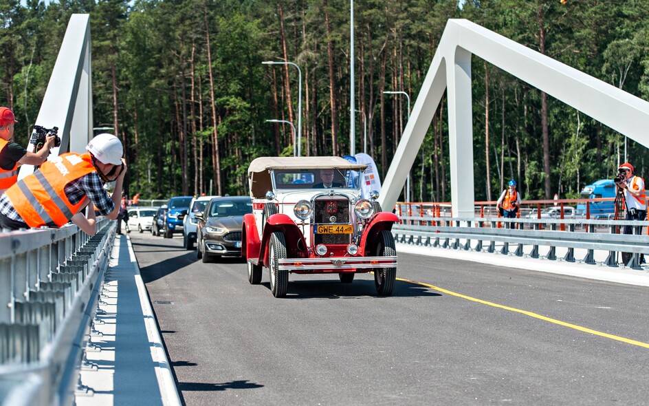 Elbląg, Pierwszy most nad przekopem oddany do użytku