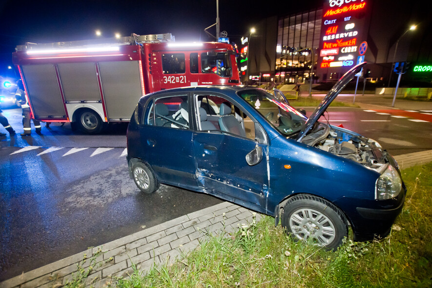 Elbląg, Zderzenie hyundaia z peugeot pod centrum handlowym