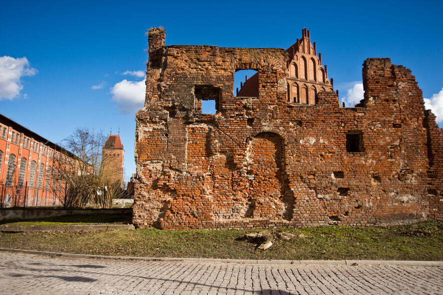 Elbląg, Mury wokół galerii wymagają wzmocnienia