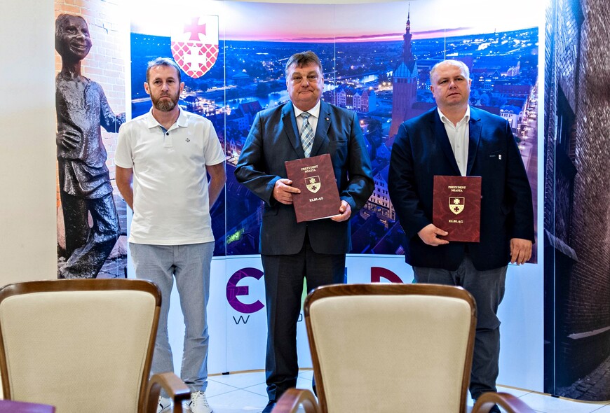 Elbląg, Od lewej Dariusz Kaczmarczyk, wiceprezes Olimpii, Witold Wróblewski, prezydent Elbląga, Paweł Guminiak, prezes Olimpii po podpisaniu umowy na dotację dla Olimpii
