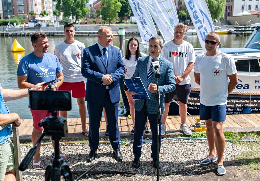 Elbląg, Wiceprezydent Elbląga Michał Missan i senator Jerzy Wcisła przywitali wodniaków ze Śląska na przystani Grupy Wodnej Elbląg, Wiceprezydent Elbląga Michał Missan i senator Jerzy Wcisła przywitali wodniaków ze Śląska na przystani Grupy Wodnej