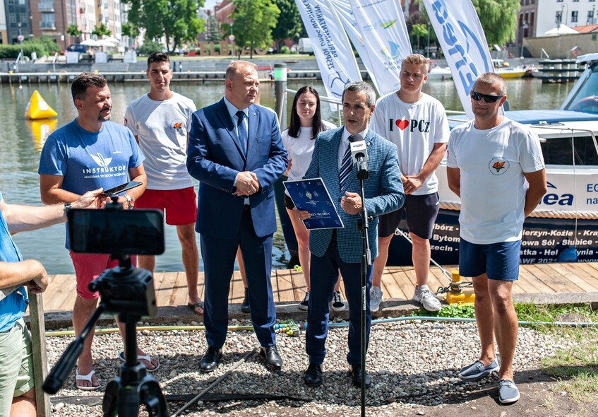 Elbląg, Wiceprezydent Elbląga Michał Missan i senator Jerzy Wcisła przywitali wodniaków ze Śląska na przystani Grupy Wodnej