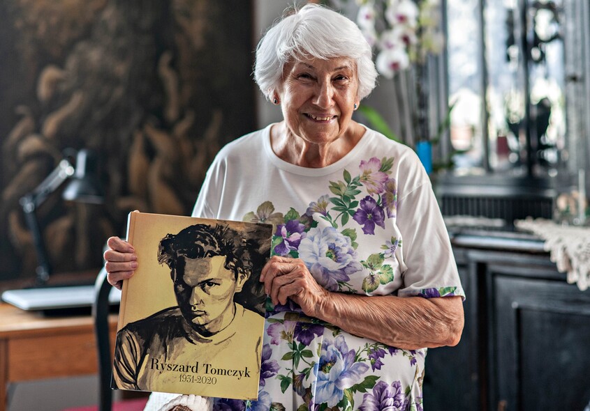 Elbląg, Alina Tomczyk z albumem o Ryszardzie Tomczyku