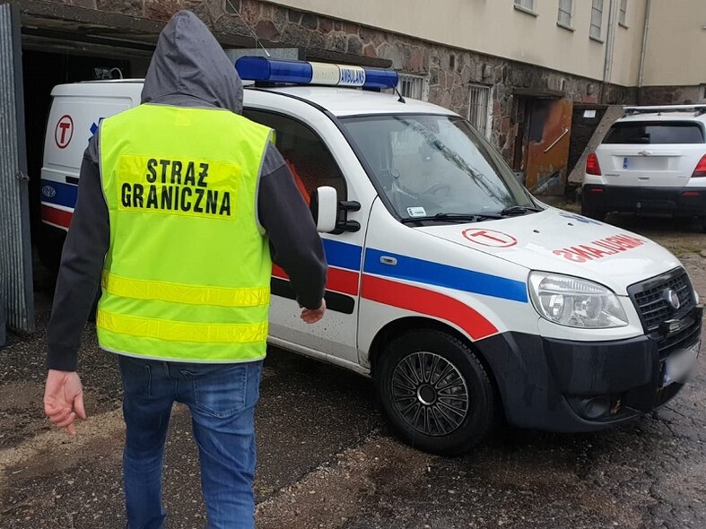 Elbląg, Udawał ratownika medycznego i karetkami woził papierosy