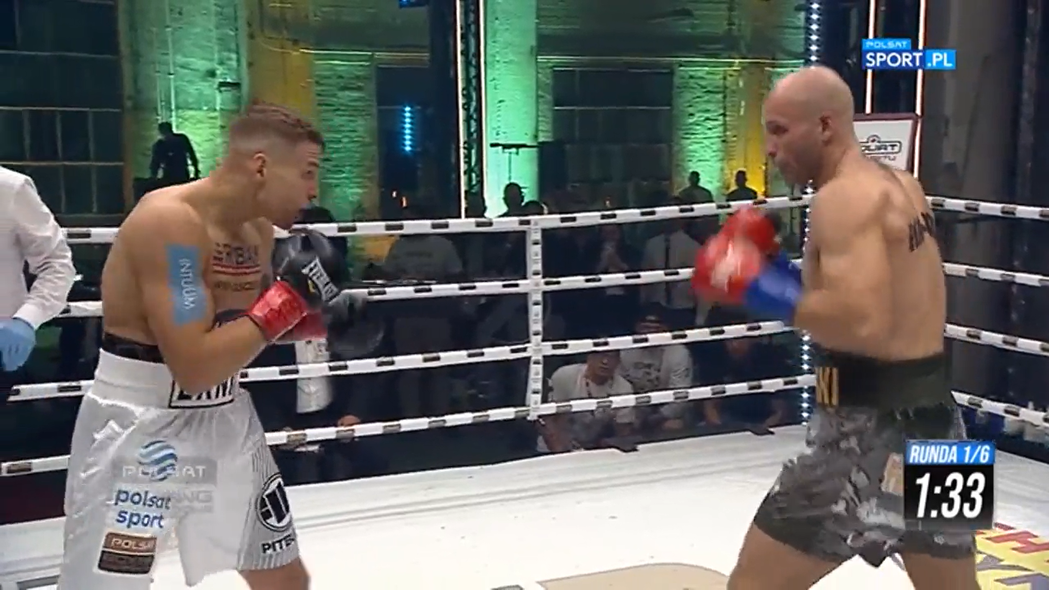 Elbląg, Michał Łoniewski (z prawej) wygral swoją zawodową walkę (kadr z transmisji Polsat Sport) Elbląg, Michał Łoniewski (z prawej) wygral swoją zawodową walkę (kadr z transmisji Polsat Sport)