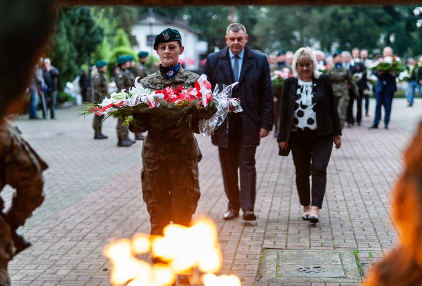 Elbląg, Kwiaty skladają przedstawiciele Solidarności: Grzegorz Adamowicz i Jolanta Lisewska Elbląg, Kwiaty skladają przedstawiciele Solidarności: Grzegorz Adamowicz i Jolanta Lisewska