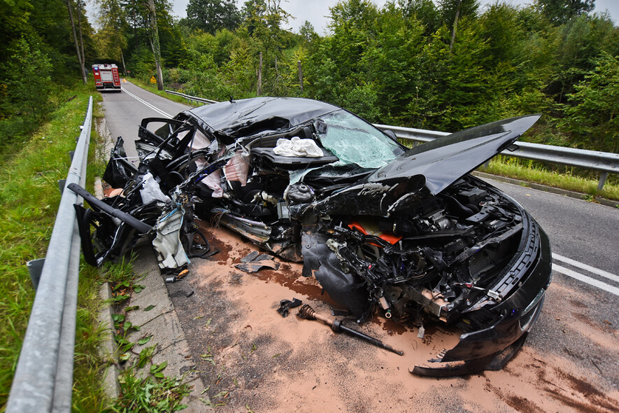 Elbląg, Opel uderzył w drzewo, kierowca miał 1,6 promila Elbląg, Opel uderzył w drzewo, kierowca miał 1,6 promila