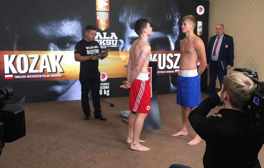 Elbląg, Nikodem Kozak (w czerwonych spodniach) podczas ważenia przed finałową walką (źródło: FB KSW Tygrys) Elbląg, Nikodem Kozak (w czerwonych spodniach) podczas ważenia przed finałową walką (źródło: FB KSW Tygrys)
