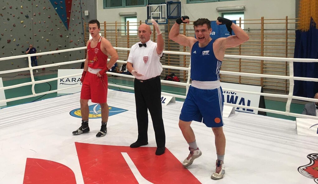 Elbląg, Nikodem Kozak (w niebieskim stroju) po walce półfinałowej (źródło FB KSW Tygrys) Elbląg, Nikodem Kozak (w niebieskim stroju) po walce półfinałowej (źródło FB KSW Tygrys)