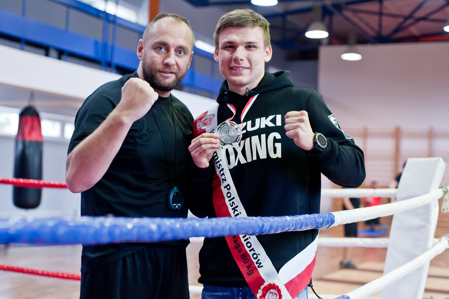 Elbląg, Trener Patryk Bursztynowicz (z lewej) i Nikodem Kozak, wicemistrz Polski w boksie Elbląg, Trener Patryk Bursztynowicz (z lewej) i Nikodem Kozak, wicemistrz Polski w boksie