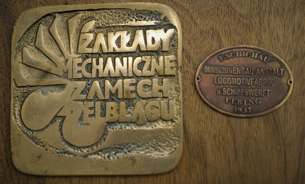 Elbląg, Metalowe tabliczki z Zamechu i z Zakładów Schichaua. Elbląg, Metalowe tabliczki z Zamechu i z Zakładów Schichaua.