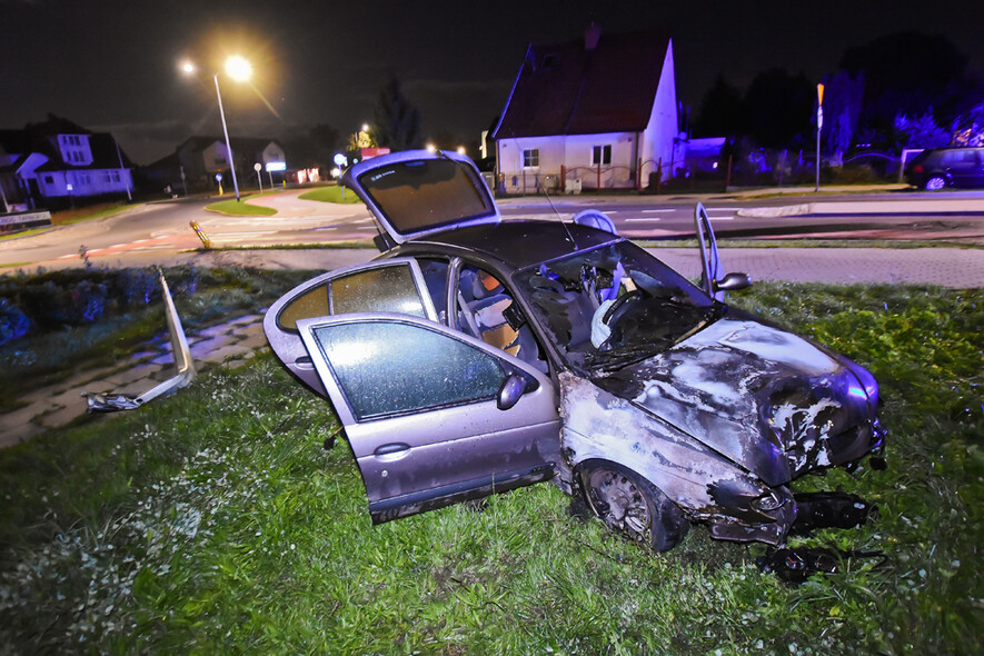 Elbląg, Po uderzeniu w lampę, auto stanęło w płomieniach. Kierowca uciekł