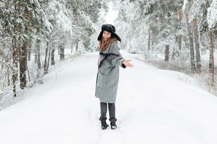 Śniegowce damskie i płaszcz – idealny zestaw na zimę