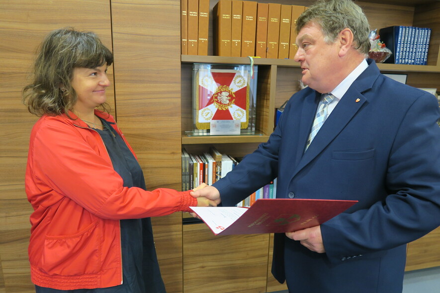 Elbląg, Emilia Orzechowska odbiera akt powołania na p.o. dyrektora Galerii EL od prezydenta Wróblewskiego Elbląg, Emilia Orzechowska odbiera akt powołania na p.o. dyrektora Galerii EL od prezydenta Wróblewskiego