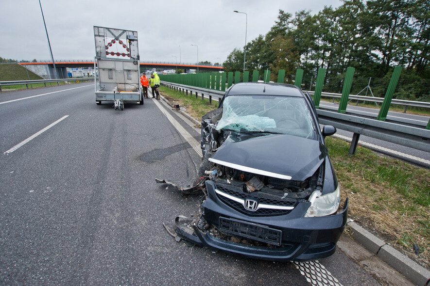 Elbląg, Kierowca hondy uderzył w przyczepę, 35-latek miał 2 promile!