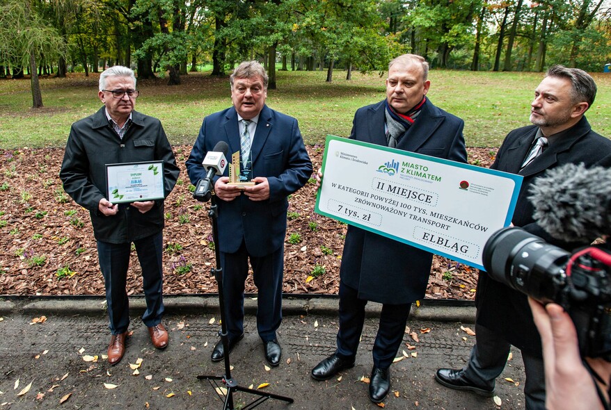 Elbląg, Prezydenci prezentują nagrody w konkursie "Miasto z klimatem" Elbląg, Prezydenci prezentują nagrody w konkursie "Miasto z klimatem"