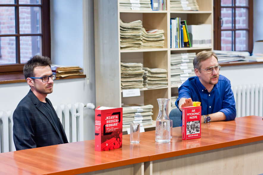 Elbląg, Radosław Kubus (zl ewej) i dr Jan Daniluk rozmawiali o ksiażce  "Jak wychować nazistę"