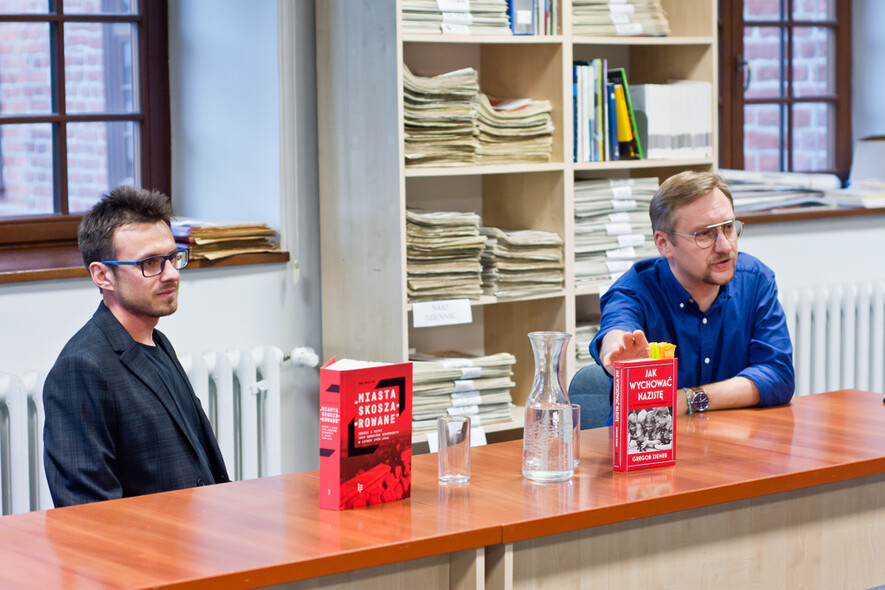 Elbląg, Radosław Kubus (zl ewej) i dr Jan Daniluk rozmawiali o ksiażce "Jak wychować nazistę" Elbląg, Radosław Kubus (zl ewej) i dr Jan Daniluk rozmawiali o ksiażce "Jak wychować nazistę"