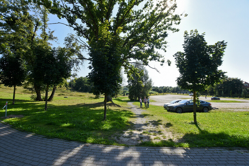 Elbląg, Widok na parking przy Górze Chrobrego od strony ul. Sybiraków