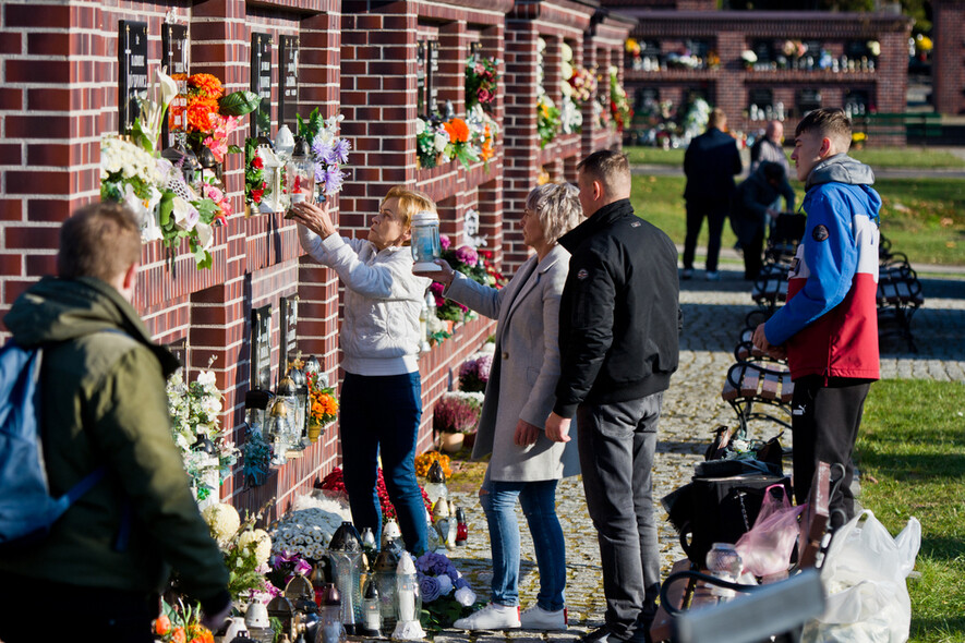 Elbląg, Elblążanie odwiedzają groby bliskich