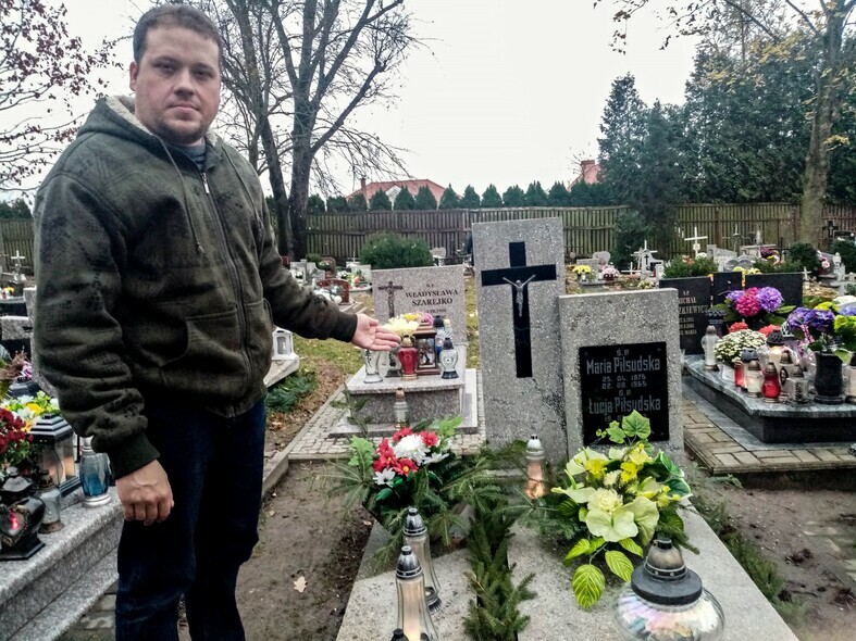 Elbląg, Tomasz Czapla przy grobie sióstr Piłsudskich,