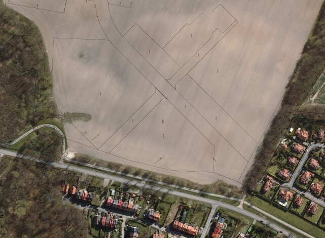 Elbląg, Teren, który ma być sprzedany, znajduje się przy osiedlach domów jednorodzinnych (zdjęcie z ortofotomapy UM w Elblągu) Elbląg, Teren, który ma być sprzedany, znajduje się przy osiedlach domów jednorodzinnych (zdjęcie z ortofotomapy UM w Elblągu)