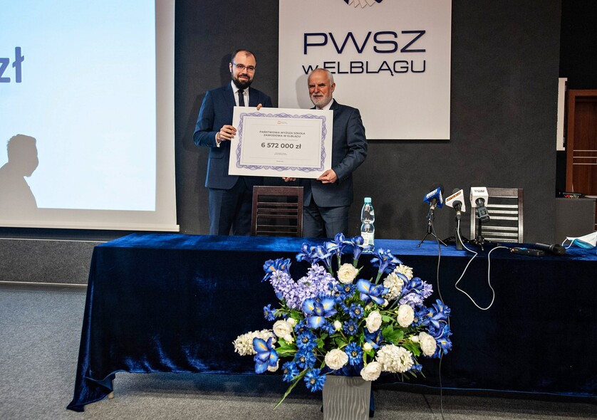 Elbląg, Zamiast szkoły - akademia Elbląg, Zamiast szkoły - akademia
