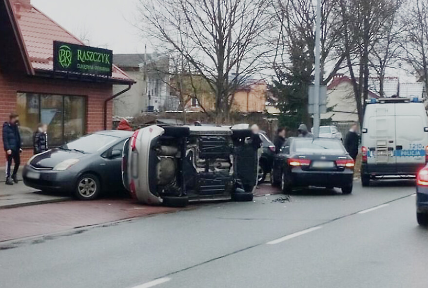 Elbląg, Zderzenie trzech aut na ul. Niepodległości, ford wylądował na boku