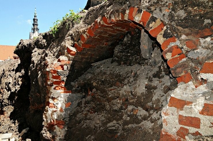 Elbląg, Kamienne fundamenty zabudowy odkryte na terenie muzeum w 2013 r.