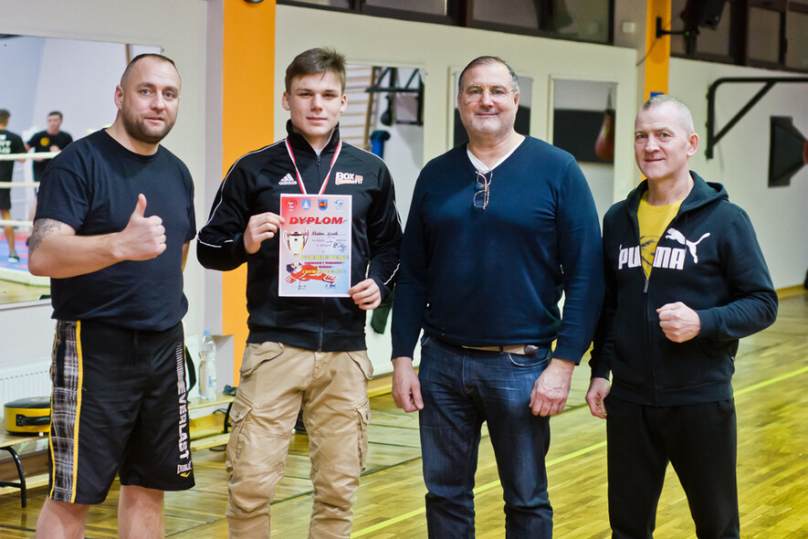 Elbląg, Od lewej: trener Patryk Bursztynowicz, pięściarz Nikodem Kozak, trener Ignacy Bogusławski oraz prezes KSW Tygrys Paweł Drzewiecki Elbląg, Od lewej: trener Patryk Bursztynowicz, pięściarz Nikodem Kozak, trener Ignacy Bogusławski oraz prezes KSW Tygrys Paweł Drzewiecki