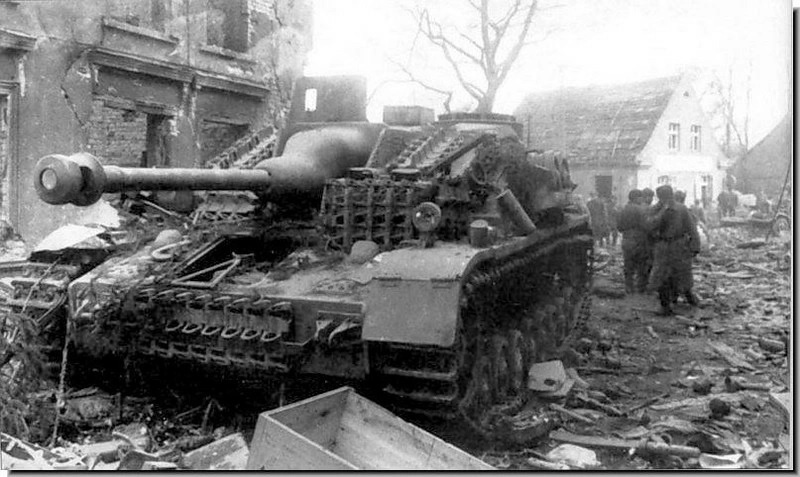 Elbląg, Na zdjęciu rozbity Sturmgeschütz IV, Elbląg, luty 1945 Elbląg, Na zdjęciu rozbity Sturmgeschütz IV, Elbląg, luty 1945