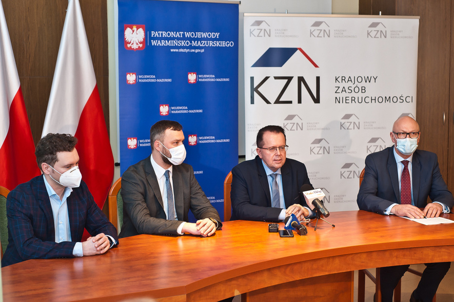 Elbląg, O SIM-ach opowiadali w Elblągu (od lewej): wiceburmistrz Lidzbarka Janusz Bielecki, wicewojewoda Piotr Opaczewski, prezes KZN Arkadiusz Urban i burmistrz Pieniężna Kazimierz Kiejdo Elbląg, O SIM-ach opowiadali w Elblągu (od lewej): wiceburmistrz Lidzbarka Janusz Bielecki, wicewojewoda Piotr Opaczewski, prezes KZN Arkadiusz Urban i burmistrz Pieniężna Kazimierz Kiejdo