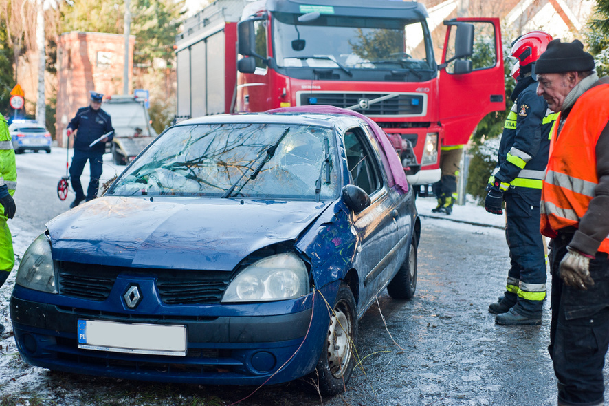 Elbląg, Ślisko w powiecie, 6 rozbitych aut Elbląg, Ślisko w powiecie, 6 rozbitych aut