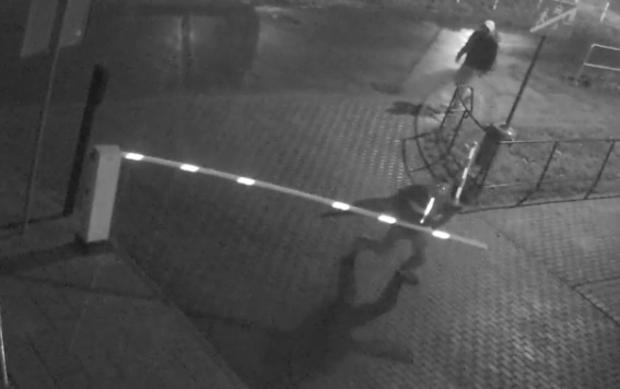 Elbląg, Policja szuka sprawcy uszkodzenia szlabanu Elbląg, Policja szuka sprawcy uszkodzenia szlabanu