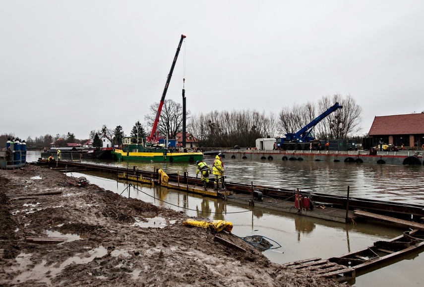 Elbląg, Prace umacniające nabrzeża rzeki Elbląg w rejonie nowo budowanego mostu w Nowakowie