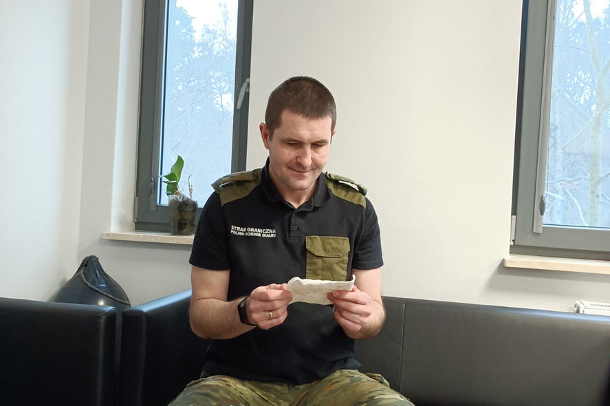Elbląg, Na zdjęciu mjr SG Przemysław Jońca, zastępca komendanta Placówki SG w Krynicy Morskiej z listem wrzuconym w Niemczech w 2013 roku do Bałtyku. Elbląg, Na zdjęciu mjr SG Przemysław Jońca, zastępca komendanta Placówki SG w Krynicy Morskiej z listem wrzuconym w Niemczech w 2013 roku do Bałtyku.