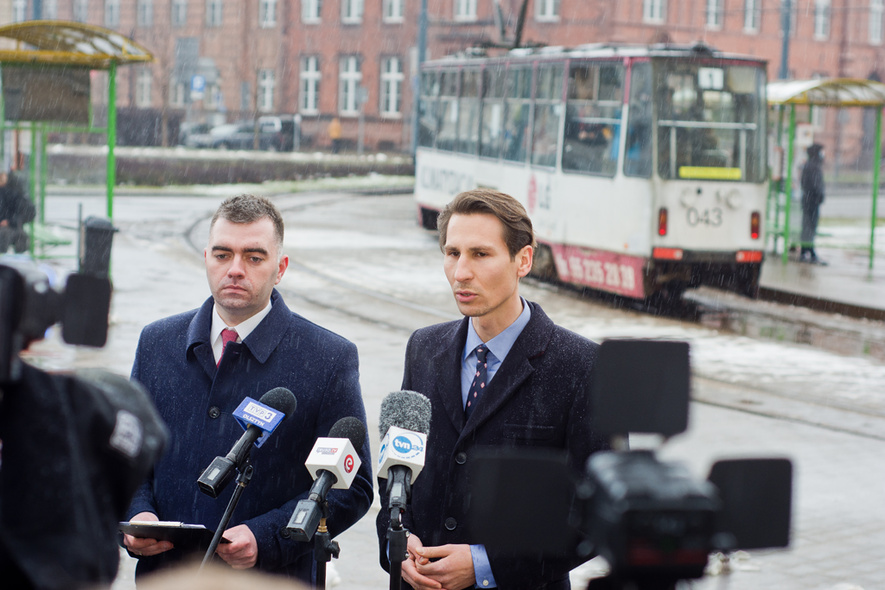 Elbląg, Poseł Kacper Płażyński (z prawej) i jego społeczny asystent Sebastian Piasecki Elbląg, Poseł Kacper Płażyński (z prawej) i jego społeczny asystent Sebastian Piasecki