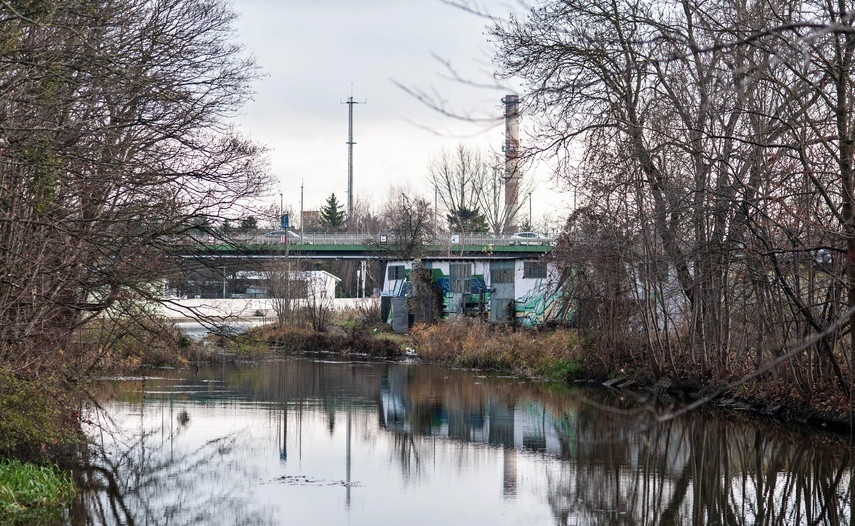 Elbląg, Widok na działkę przy ul. Warszawskiej od strony miejskiej fosy