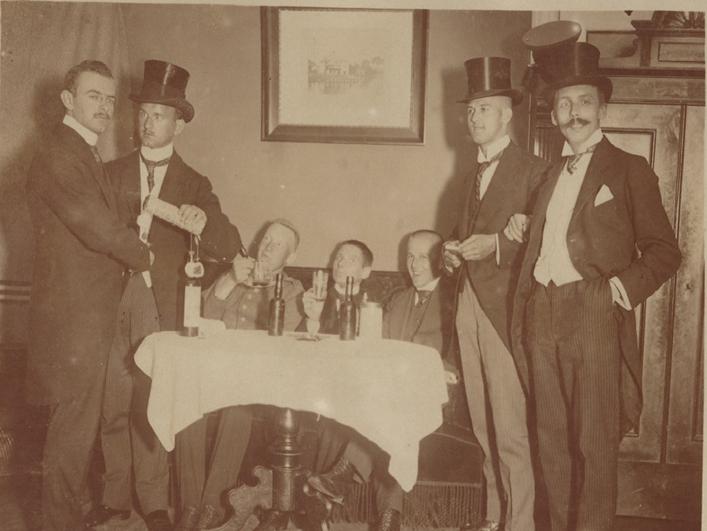 Elbląg, Zdjęcie z 1916 r., przedstawia imprezę w gronie członków towarzystwa wioślarskiego “Nautilus”. Pochodzi ze zbiorów Muzeum Archeologiczno-Historycznego w Elblągu.