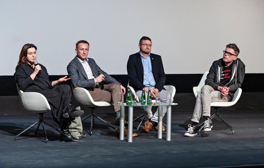 Elbląg, Od lewej: Iwona Harris, producentka filmu, Paweł Rodziewicz, prowadzący spotkanie i sędziowie: Paweł Juszczyszyn i Igor Tuleya Elbląg, Od lewej: Iwona Harris, producentka filmu, Paweł Rodziewicz, prowadzący spotkanie i sędziowie: Paweł Juszczyszyn i Igor Tuleya