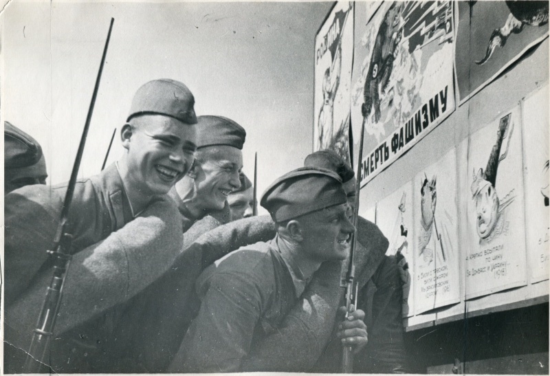 Elbląg, II wojna światowa. Żołnierze Armii Czerwonej śmieją się z fałszywych plakatów przypominających opuszczenie przez wojsko niemieckie Donbasu i Krymu w 1918 roku. (RGAKFD)