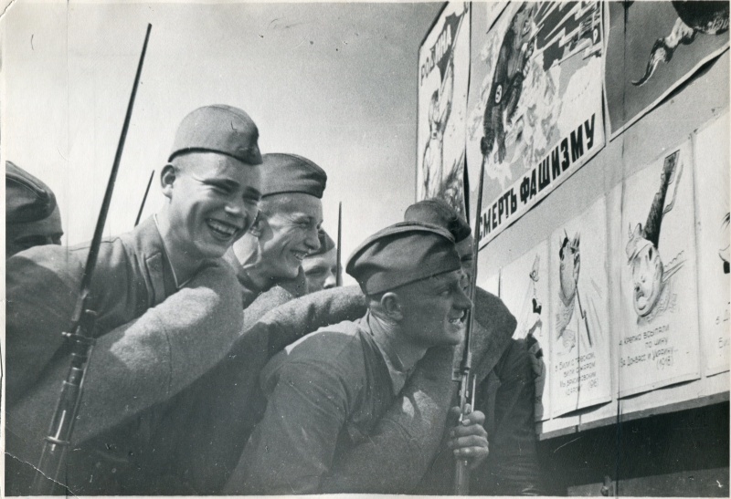 Elbląg, II wojna światowa. Żołnierze Armii Czerwonej śmieją się z fałszywych plakatów przypominających opuszczenie przez wojsko niemieckie Donbasu i Krymu w 1918 roku. (RGAKFD) Elbląg, II wojna światowa. Żołnierze Armii Czerwonej śmieją się z fałszywych plakatów przypominających opuszczenie przez wojsko niemieckie Donbasu i Krymu w 1918 roku. (RGAKFD)