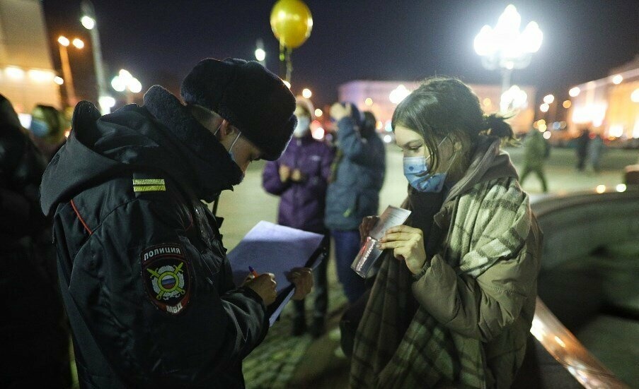 Elbląg, Rosyjski funkcjonariusz spisuje uczestników protestu