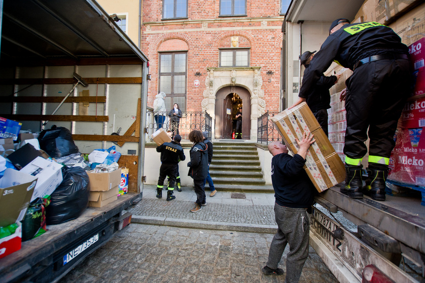 Elbląg, Ładowanie ciężarówki z pomocą humanitarną do Tarnopola, 2 marca 2022. Elbląg, Ładowanie ciężarówki z pomocą humanitarną do Tarnopola, 2 marca 2022.