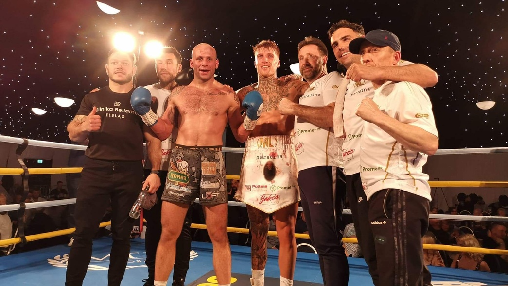 Elbląg, Michał Łoniewski (bez koszulki) na gali w Leeds Elbląg, Michał Łoniewski (bez koszulki) na gali w Leeds