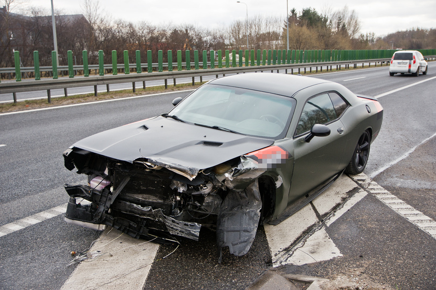 Elbląg, Kierowca dodge’a uderzył w barierki na S7 Elbląg, Kierowca dodge’a uderzył w barierki na S7