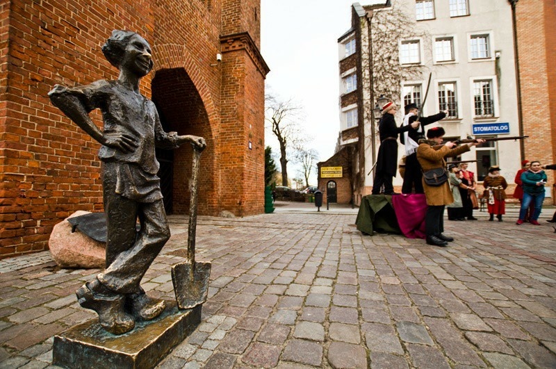 Elbląg, Gdzie postawić Piekarczyka?