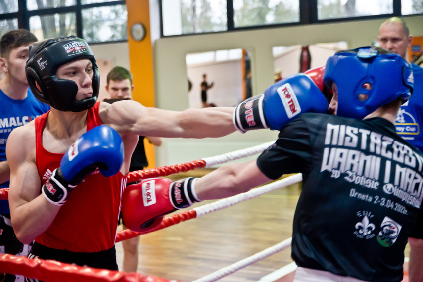 Elbląg, Filip Bińkowski (z lewej) w walce sparingowej Elbląg, Filip Bińkowski (z lewej) w walce sparingowej