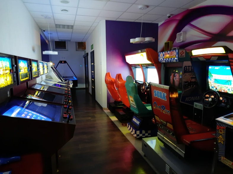 Elbląg, Widoczny na zdjęciu automat Out Run to protoplasta wspomnianego w tekście automatu Rad Mobile. Elbląg, Widoczny na zdjęciu automat Out Run to protoplasta wspomnianego w tekście automatu Rad Mobile.